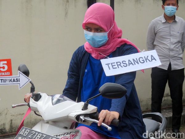 Nani Aprilliani Jalani Rekonstruksi Kasus Takjil Sianida