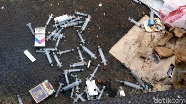 Ngeri, Sampah Medis Bekas Tes COVID-19 Berceceran di JPO Kudus