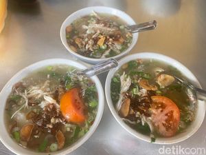 Slurpp! Segarnya Soto Ayam Khas Semarang Pak Man yang Berkuah Bening Slurpp! Segarnya Soto Ayam Khas Semarang Pak Man yang Berkuah Bening