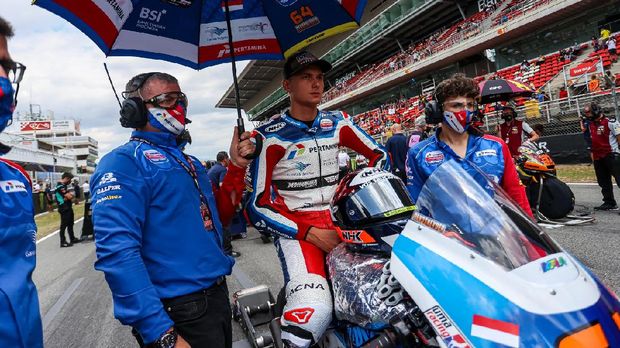 Pebalap Pertamona Mandalika SAG Racing Team, Bo Bendsneyder diminta untuk mengurangi berat badan usai finis keenam di Moto2 Catalunya 2021 di Barcelona, Minggu (6/6). Foto: Pertamina Mandalika SAG Racing Team