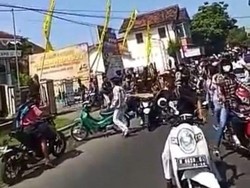 100 Pelajar Serang SMK Ahmad Yani Kota Probolinggo Pakai Batu
