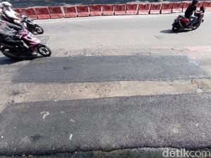 Aspal Busway Kuningan Timur yang Rusak Berlubang Kini Telah Ditambal Aspal Busway Kuningan Timur yang Rusak Berlubang Kini Telah Ditambal