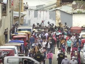 Pilpres di Peru Abaikan Prokes, Warga Berdesakan Memilih!