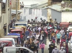 Pilpres di Peru Abaikan Prokes, Warga Berdesakan Memilih!