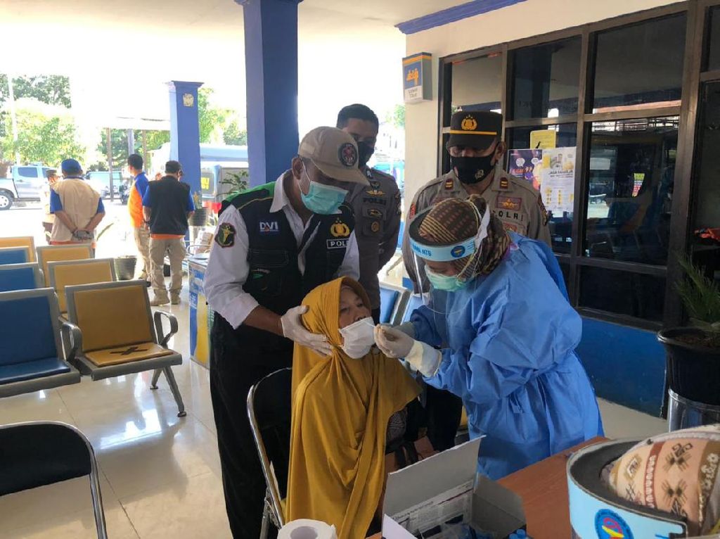 Tim Gabungan Polres Bima Kota Tes Swab Acak Penumpang Terminal Dara Tim Gabungan Polres Bima Kota Tes Swab Acak Penumpang Terminal Dara