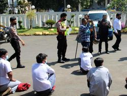 Dibekuk Polisi, Pelajar Bawa Celurit di Jakpus Nangis Diomeli Ortu