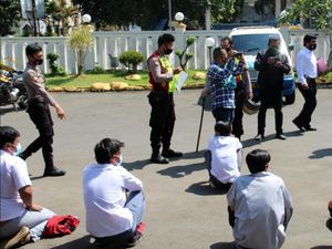 Dibekuk Polisi, Pelajar Bawa Celurit di Jakpus Nangis Diomeli Ortu Dibekuk Polisi, Pelajar Bawa Celurit di Jakpus Nangis Diomeli Ortu