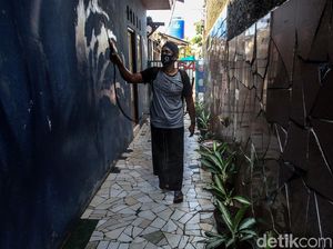 Pondok Aren Disemprot Disinfektan Usai Satu Keluarga Terpapar COVID Pondok Aren Disemprot Disinfektan Usai Satu Keluarga Terpapar COVID