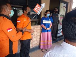 Nani Berurai Air Mata Saat Peragakan Detik-detik Kasus Takjil Sianida