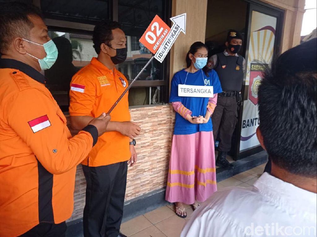 Nani Berurai Air Mata Saat Peragakan Detik-detik Kasus Takjil Sianida Nani Berurai Air Mata Saat Peragakan Detik-detik Kasus Takjil Sianida