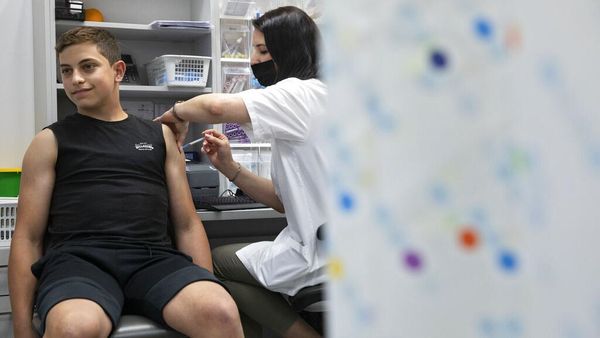 Remaja Israel Mulai Divaksinasi COVID-19