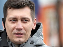 Tokoh Oposisi Rusia Dmitry Gudkov Melarikan Diri ke Ukraina