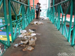 Ngeri! Sampah Diduga Alat Tes Corona Bekas Berceceran di JPO Kudus