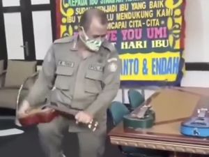 Kecaman Tertuju ke Satpol PP Usai Viral Ukulele Pengamen Dipatahkan