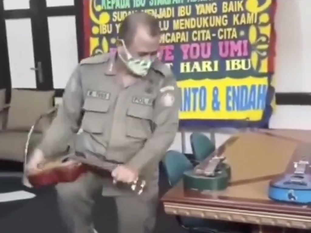 Anggota Satpol PP Pontianak yang Patahkan Ukulele Pengamen Akan Disanksi! Anggota Satpol PP Pontianak yang Patahkan Ukulele Pengamen Akan Disanksi!