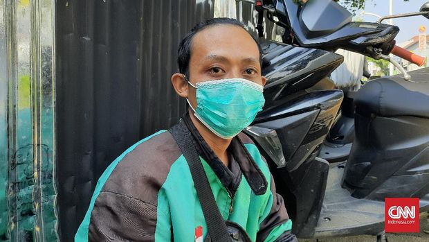 Driver ojek online Sumawan (27) saat ditemui di sisi Jalan Kemang Raya, Jakarta Selatan mengaku kesal dengan pesepeda yang memenuhi badan jalan, Senin (7/6).