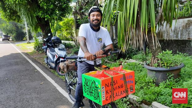Seorang pesepeda di Darmawangsa, Puko, Kebayoran Baru, Rio Simatupang (36) tidak mempermasalahkan apakah Pemprov DKI Jakarta membuat jalur khusus sepeda atau tidak. Menurutnya, pengguna jalan bisa saling berbagi, Senin (7/6).