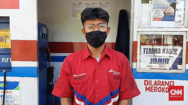 Karyawan SPBU Ampera, Sulton Abdul Malik (19) menilai wacana Pemprov DKI Jakarta menetapkan jalur khusus sepeda road bike pada hari dan jam gertentu bagus. Namun, pemerintah harus menyediakan jalur alternatif bagi pengendara lain, Senin (7/6).