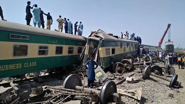Tabrakan Maut Dua Kereta di Pakistan Renggut Puluhan Nyawa
