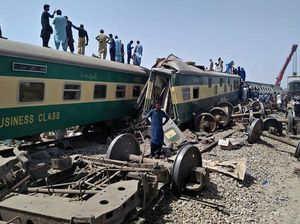 30 Tewas Akibat Tabrakan Kereta di Pakistan, Potensi Bertambah