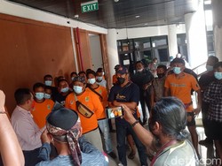 Tuntut Upah Layak, THL Kebersihan Karawang Geruduk Kantor DPRD