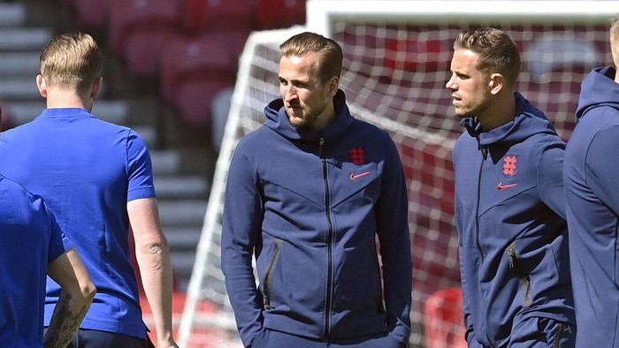 Englands Harry Kane stands on the pitch along with team mates before the international friendly soccer match between England and Romania in Middlesbrough, England, Sunday, June 6, 2021. (Paul Ellis, Pool via AP)