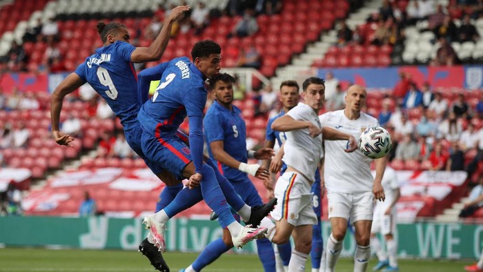 MIDDLESBROUGH, ENGLAND - JUNE 06: Dominic Calvert-Lewin and Ben Godfrey of England get up for a header in the box during the international friendly match between England and Romania at Riverside Stadium on June 06, 2021 in Middlesbrough, England. (Photo by Nick Potts - Pool/Getty Images)