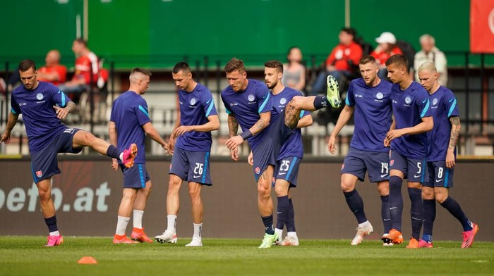 VIENNA, AUSTRIA - JUNE 06: The Slovakia team warm up prior to the international friendly match between Austria and Slovakia at Ernst Happel Stadion on June 06, 2021 in Vienna, Austria. (Photo by Christian Hofer/Getty Images)