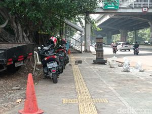 Bukan Mobil, Kini Malah Motor yang Parkir di Atas Trotoar Rawasari