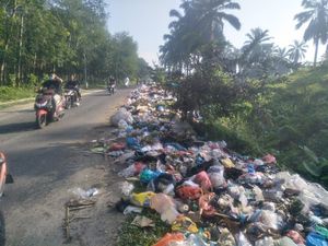 Tumpukan Sampah Mengular di Jalanan Asahan, Pemkab Salahkan Warga