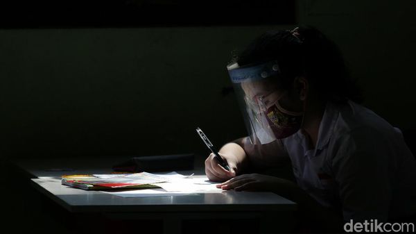 Ujian Penilaian Akhir Sekolah Tatap Muka SD di Bekasi
