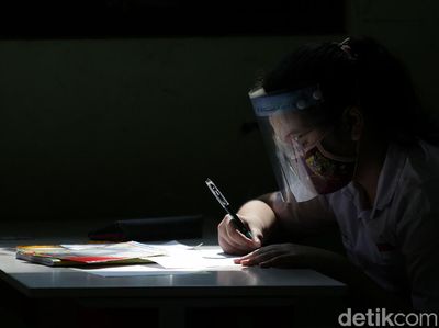 Ujian Penilaian Akhir Sekolah Tatap Muka SD di Bekasi