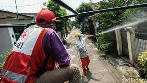 Usai Lockdown, 4 RT di Kelapa Dua Disemprot Disinfektan