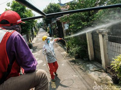 Usai Lockdown, 4 RT di Kelapa Dua Disemprot Disinfektan
