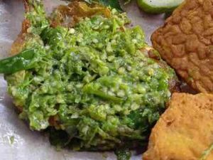 Siang Ini Enaknya Makan Ayam Sambal Ijo yang Pedas Nyengat, Ada di 5 Tempat Ini