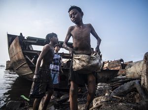 Potret Para Pengais Besi Bekas di Pesisir Jakarta