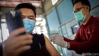Antusias Lansia di Tangerang Disuntik Vaksin Corona