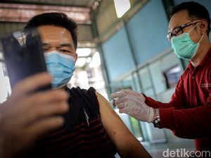 Antusias Lansia di Tangerang Disuntik Vaksin Corona