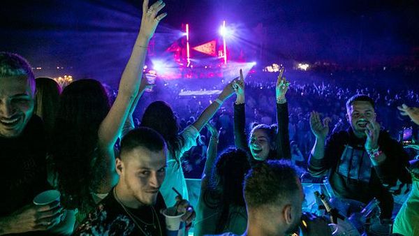 Asiknya Warga Albania Nonton Konser Pantai Kala Pandemi