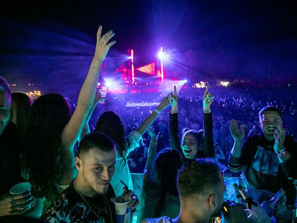 Asiknya Warga Albania Nonton Konser Pantai Kala Pandemi Asiknya Warga Albania Nonton Konser Pantai Kala Pandemi