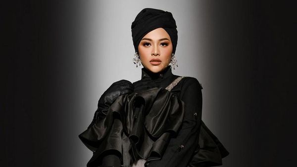 7 Gaya Glamor Aurel Hermansyah Berbusana Hijab