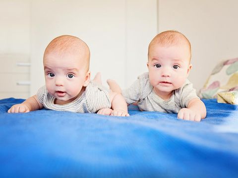 bayi kembar Twin baby boys on lying down on bed