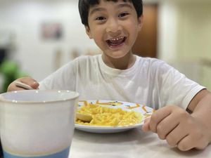 Bikin Gemes! Gaya Lucu Rafathar Saat Makan Es Krim hingga Mie Ayam