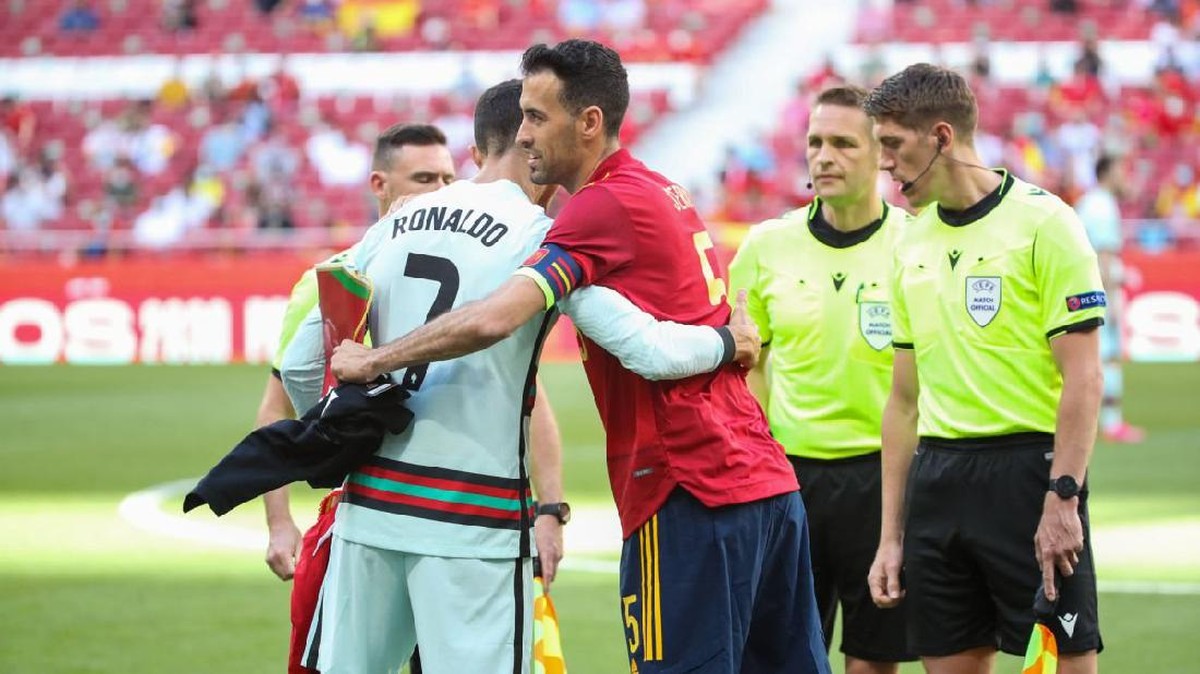 Busquets dan Ronaldo berinteraksi sebelum laga Spanyol vs Portugal. Foto: Twitter @rafallano