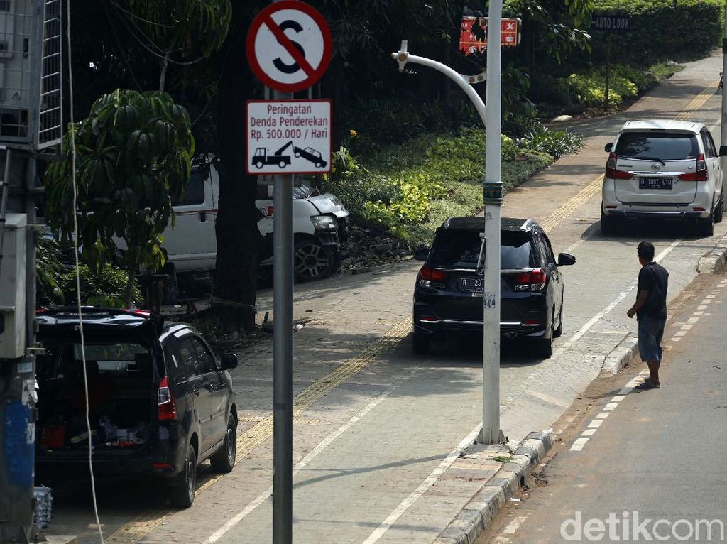 Parkir Liar di Jakbar Meningkat Selama PPKM Level 3 Parkir Liar di Jakbar Meningkat Selama PPKM Level 3