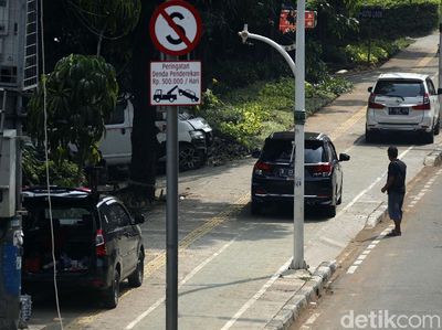 Sering Diserobot Parkir Liar, Trotoar Rawasari Dijaga Petugas