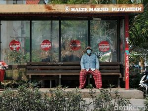 Duh, Halte di Tangsel Ini Jorok dan Tak Terawat