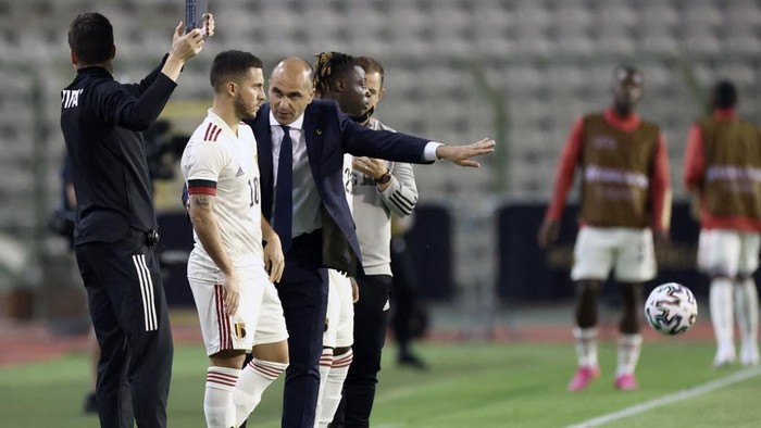 Belgiums midfielder Eden Hazard speaks with Belgiums coach Roberto Martinez (R) during a friendly football match between Belgium and Croatia, at the King Baudouin Stadium in Brussels, on June 6, 2021, as part of the preparation for the Euro2020 tournament. (Photo by Kenzo TRIBOUILLARD / AFP) / The erroneous mention[s] appearing in the metadata of this photo by Kenzo TRIBOUILLARD has been modified in AFP systems in the following manner: [SOURCE: AFP] instead of [SOURCE: BELGA] + REMOVING SPECIAL INSTRUCTIONS. Please immediately remove the erroneous mention[s] from all your online services and delete it (them) from your servers. If you have been authorized by AFP to distribute it (them) to third parties, please ensure that the same actions are carried out by them. Failure to promptly comply with these instructions will entail liability on your part for any continued or post notification usage. Therefore we thank you very much for all your attention and prompt action. We are sorry for the inconvenience this notification may cause and remain at your disposal for any further information you may require.