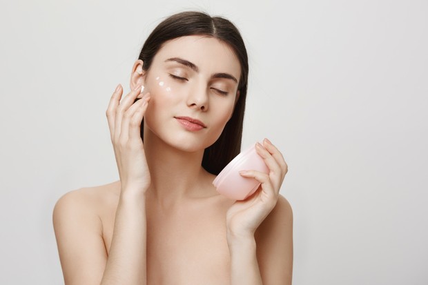 Menjaga kelembaban mata dapat dilakukan dengan mengaplikasikan eyecream dan eyemask secara rutin.