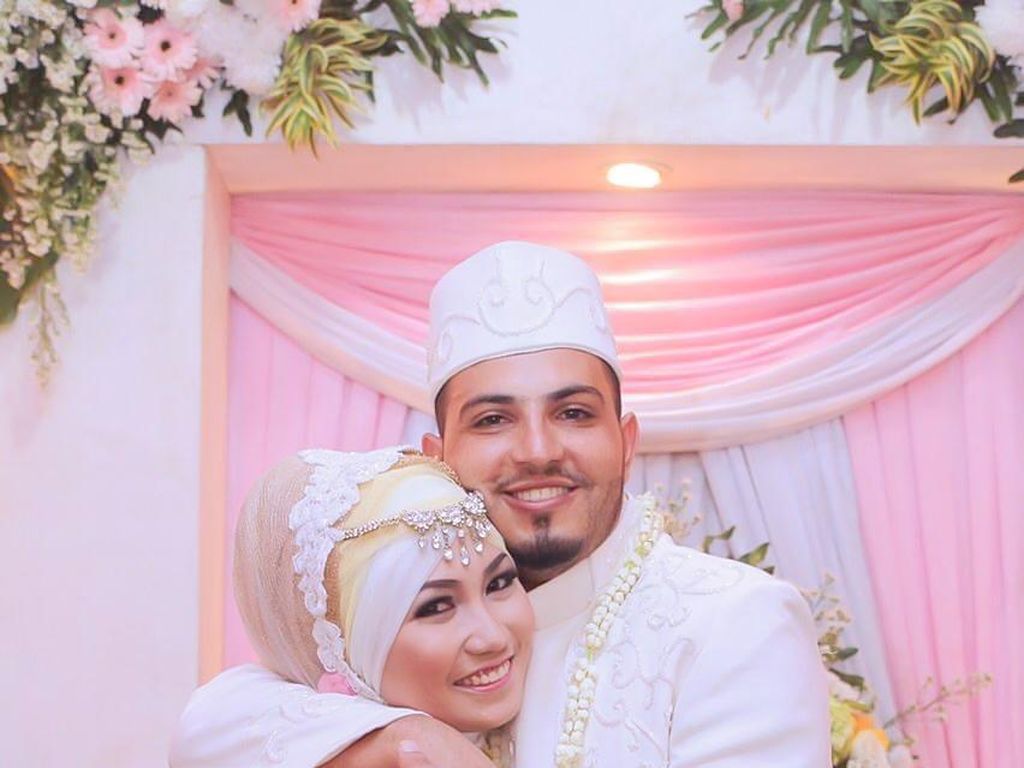 Kisah Lengkap Wanita Bekasi Viral Ketemu Jodoh Pria Yaman di Minimarket Kisah Lengkap Wanita Bekasi Viral Ketemu Jodoh Pria Yaman di Minimarket